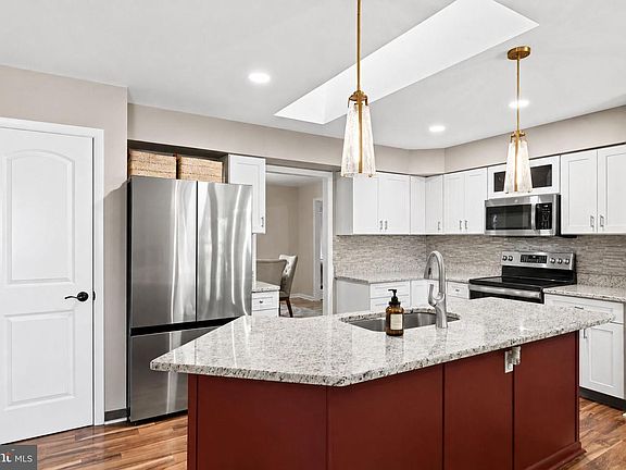 2nd image of 203 Birchside Cir