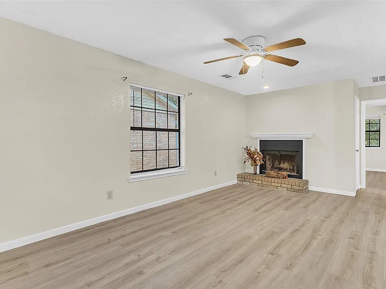 209 W Trinity St #C — Photo 1