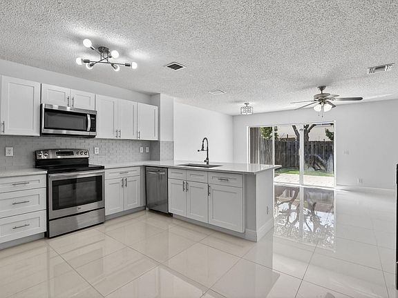 4th image of 735 NW 42nd Pl