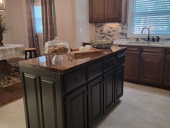 4th image of 40 Glen Eden Dr