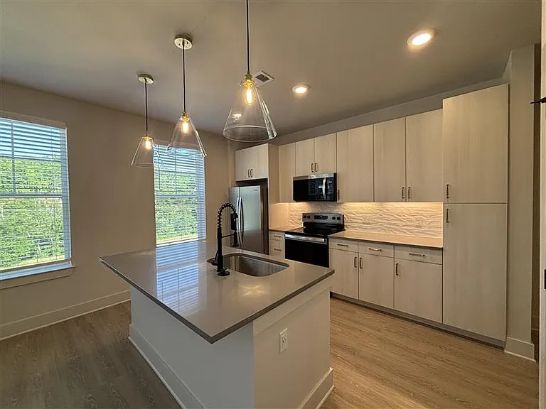 District on the Etowah Apartments — Photo 971