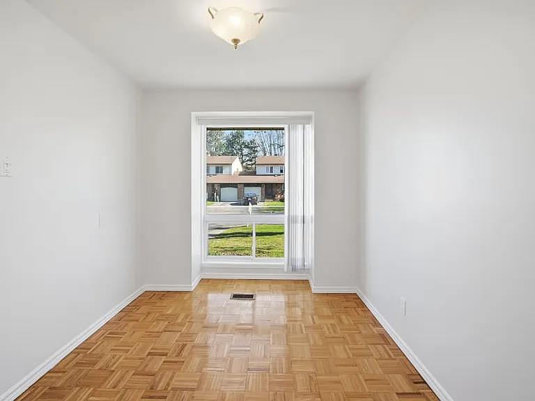 7922 Decarie Dr — Photo 10