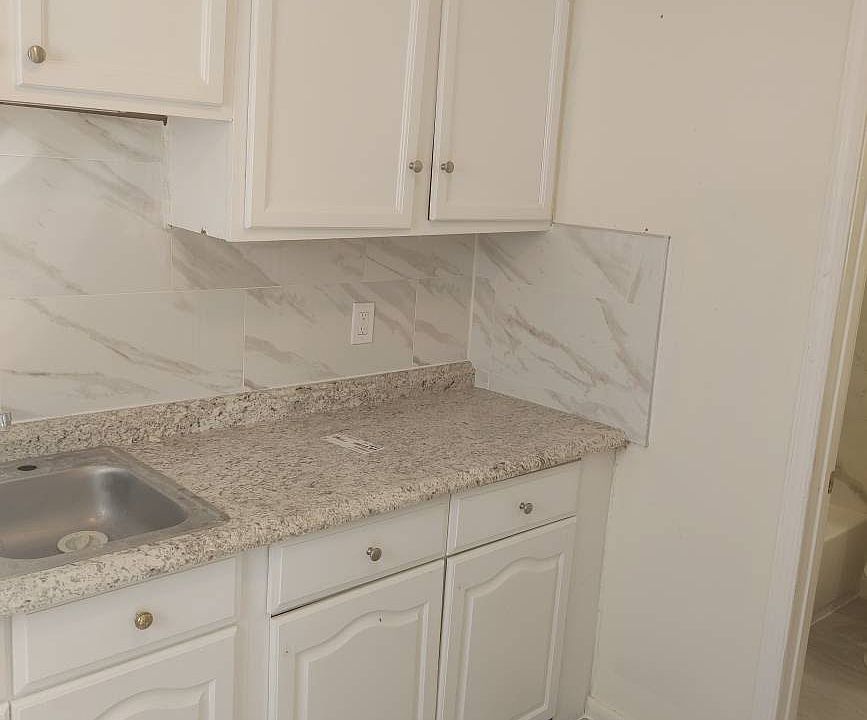 1st image of 1118 Victory Blvd