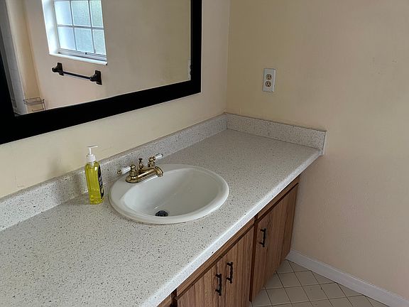 5th image of 235 E Amelia St