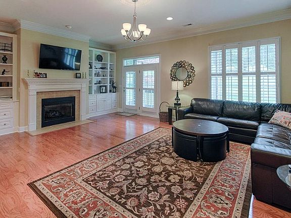 3rd image of 160 Waterford Cir