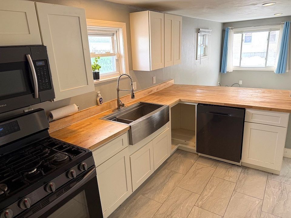 1st image of 493 Rivet St