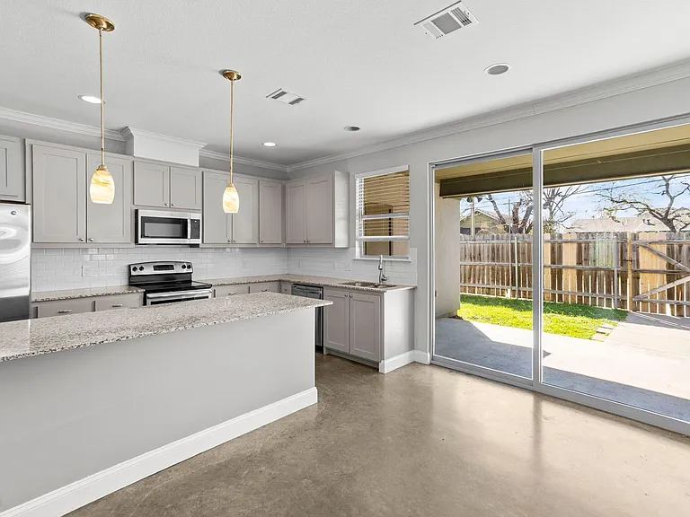 2806 Gordon Ave — Photo 5