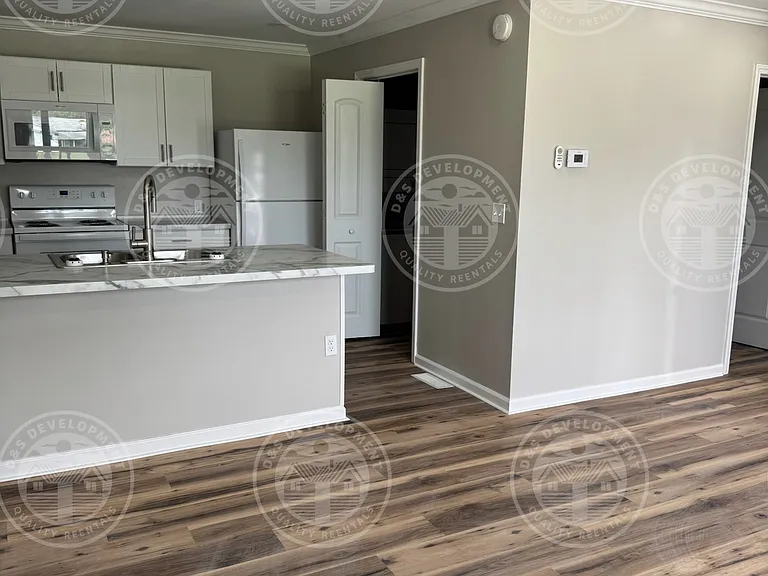 2435 Lincoln Ave #6 — Photo 4
