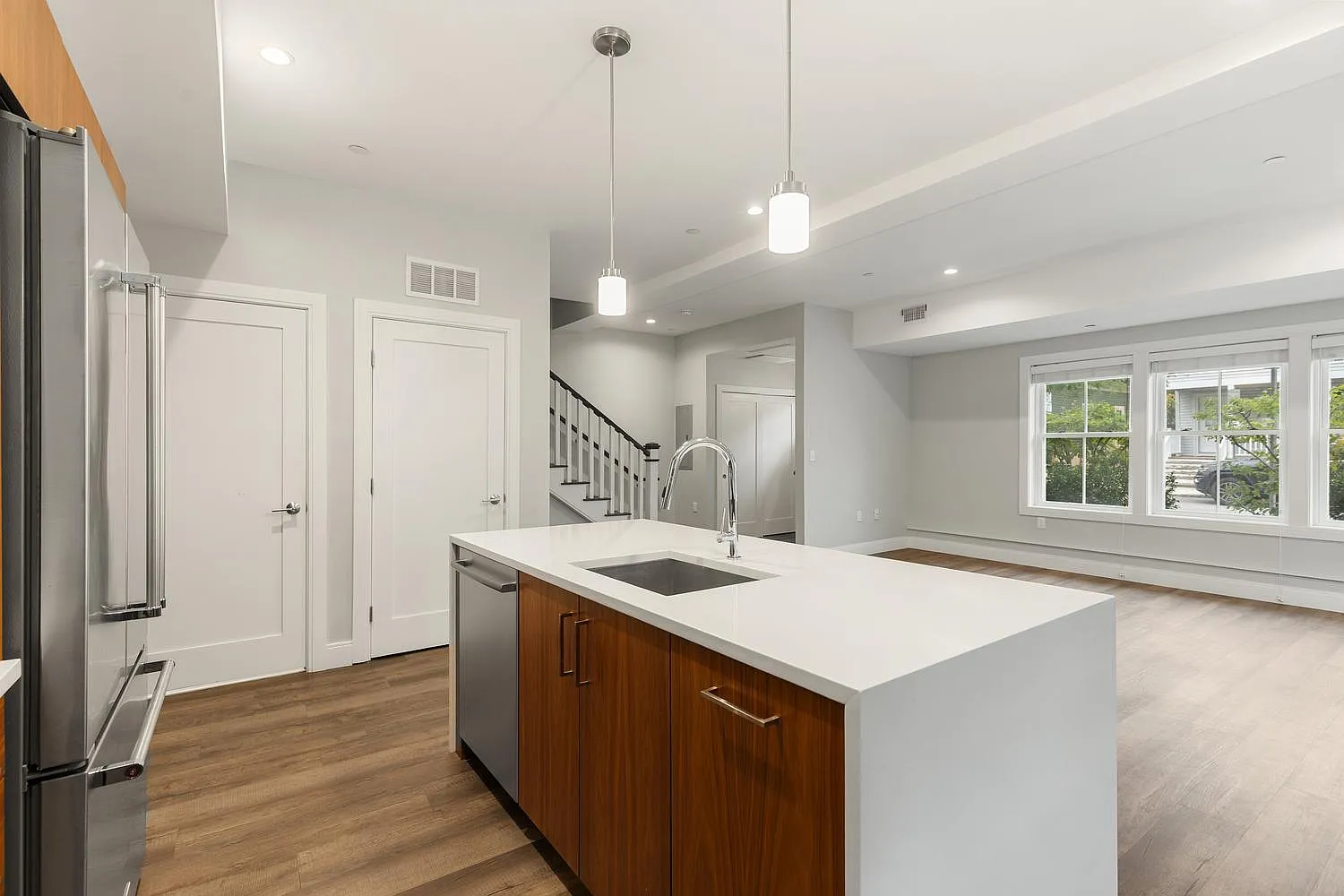 3 bed, 2.5 bath, 1408 sqft, $6,100 — Photo 3