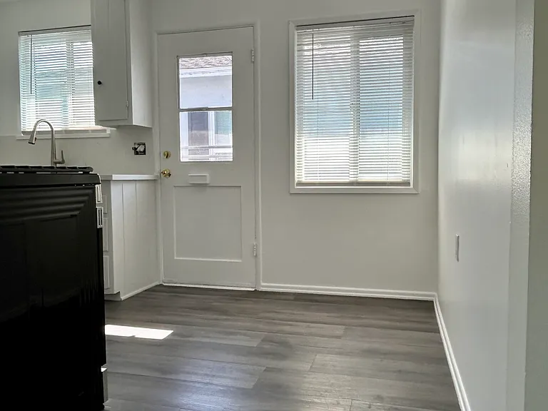 1206 W Victory Blvd #B — Photo 4