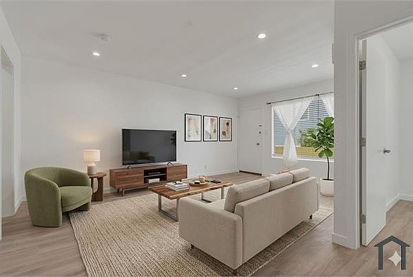 1st image of 1827 N Van Ness Ave APT 6