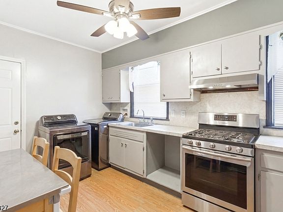 4th image of 257 Parker St