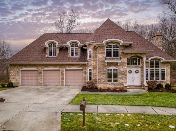 1081 Riverwoods Dr, Akron, OH 44313