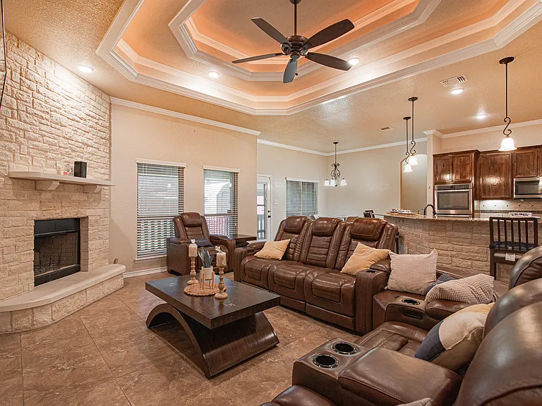 2040 Chinquapin Ln — Photo 2