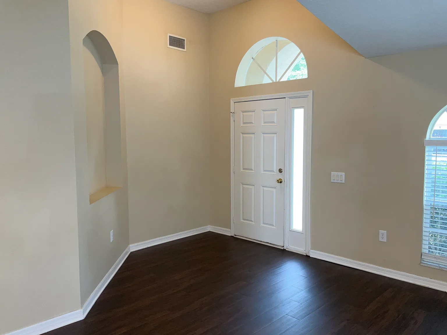 4 bed, 2.0 bath, 1982 sqft, $2,480 — Photo 4