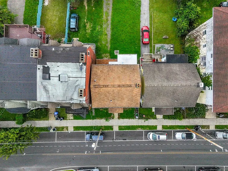 492 Liberty St — Photo 3