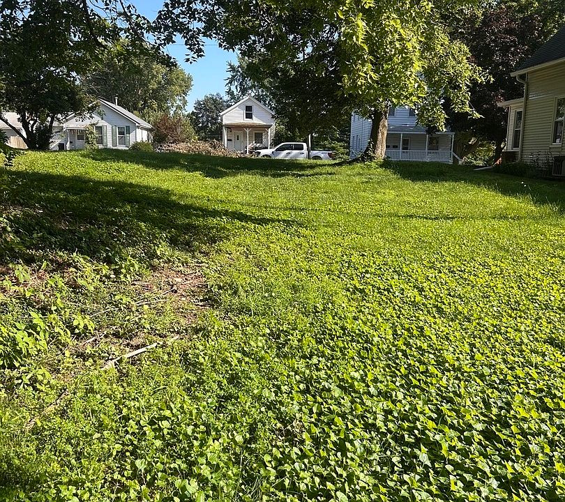 2nd image of 909 E Chestnut St