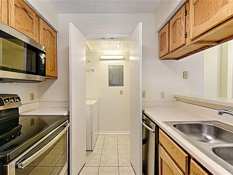 1473 Meadowood Village Dr — Photo 5