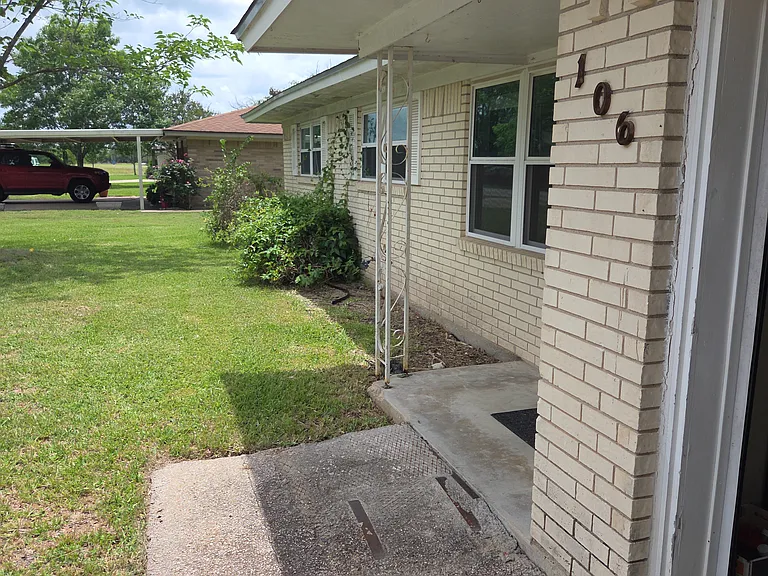 106 S Meadow Dr — Photo 1