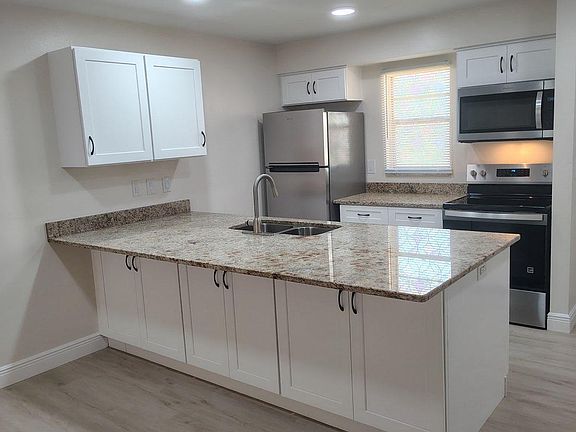 3rd image of 1925 SW Santa Barbara Pl APT 3