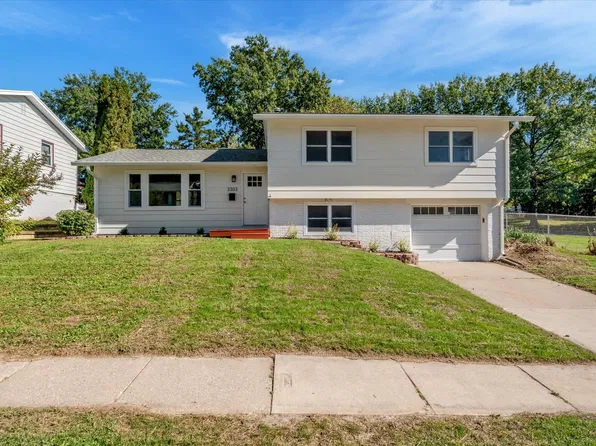 3303 S Hampton Dr, Bettendorf, IA 52722
