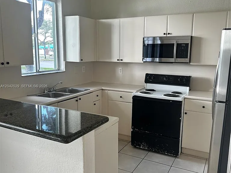 2704 SE 15th Pl — Photo 2