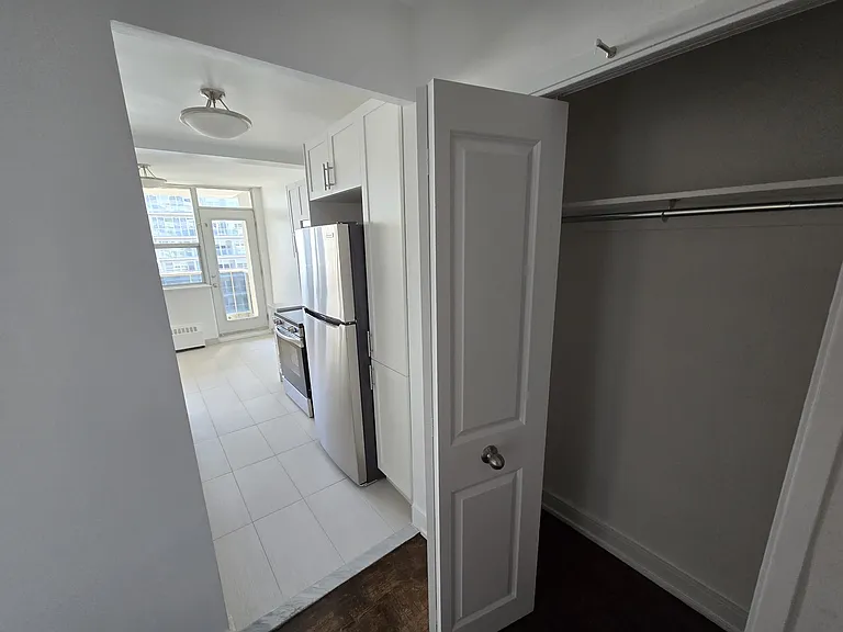 66 Broadway Ave — Photo 49