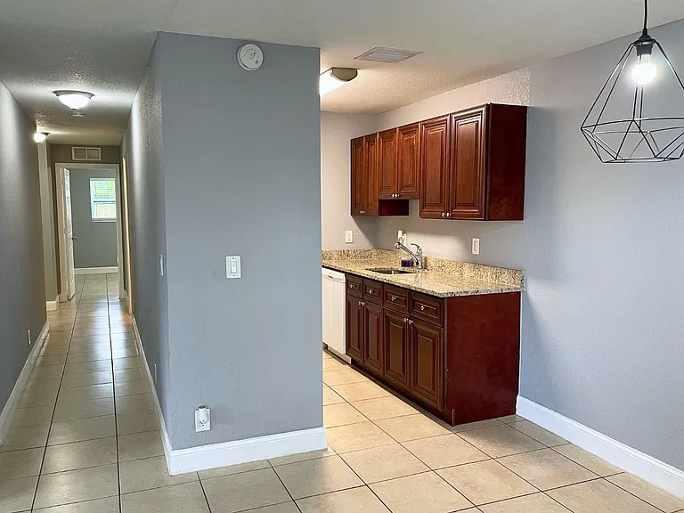 838 SW 14th St — Photo 6