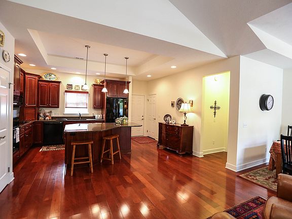 4th image of 250 Maryview Dr