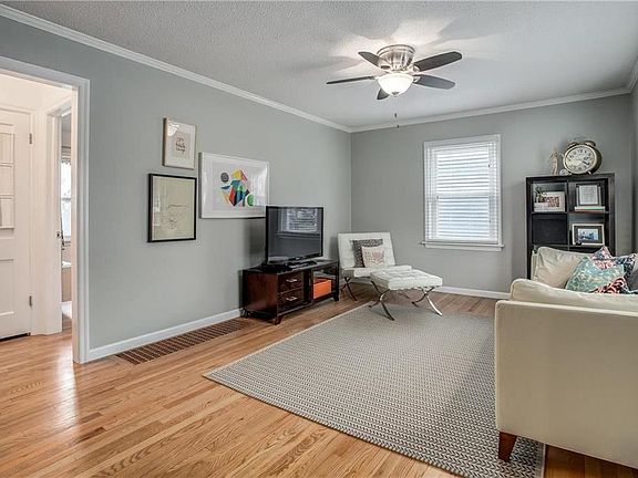 3rd image of 4921 Rosewood Dr