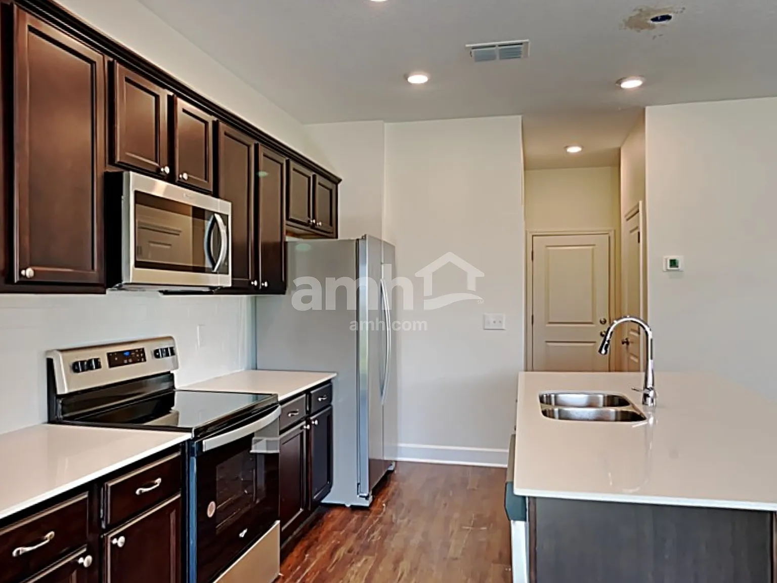 4 bed, 2.5 bath, 1977 sqft, $2,520 — Photo 4