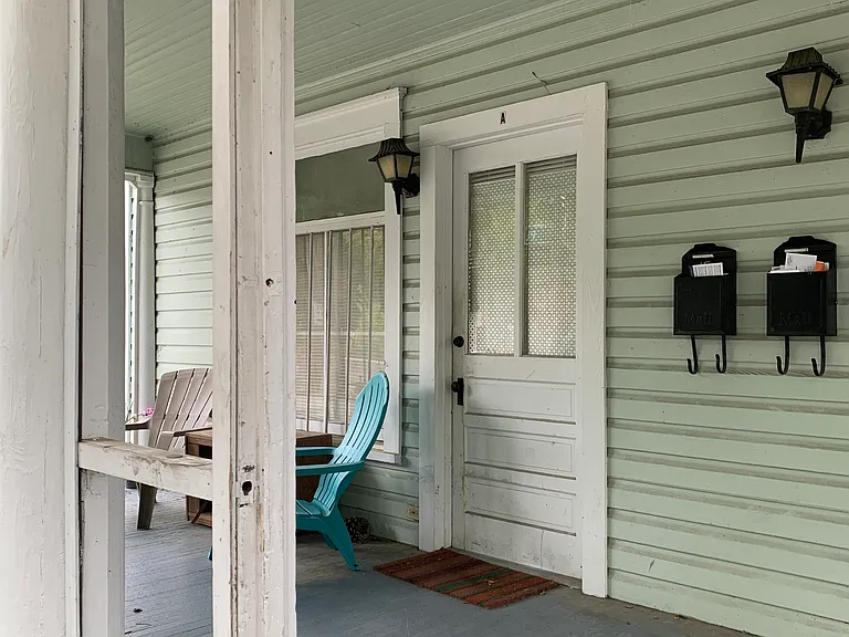 238 SW 2nd Pl #B — Photo 2