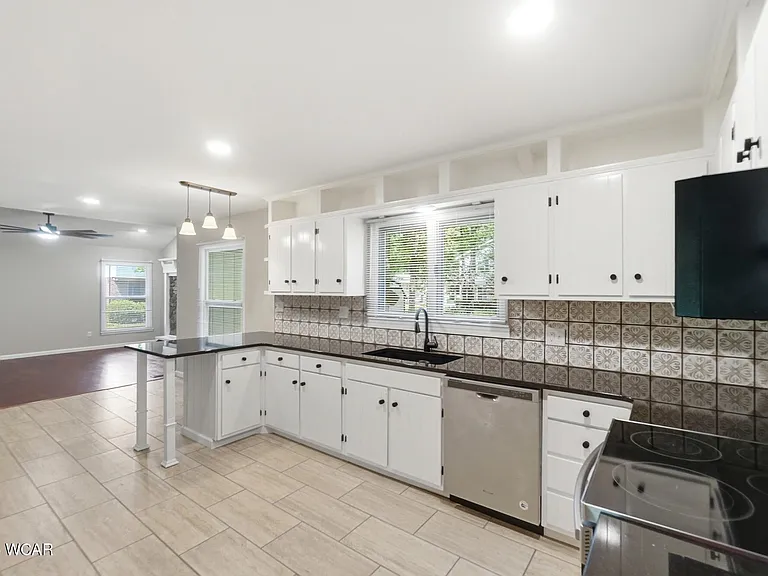 3410 Greens Rd — Photo 5
