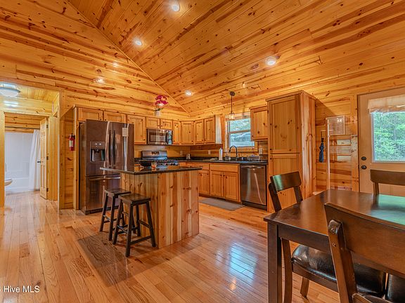 5th image of 122 Woodcrest Drive