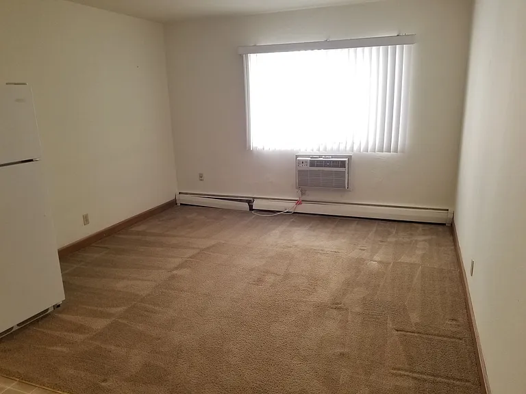 MAY RENT FREE - Sign on this Studio today! — Photo 20