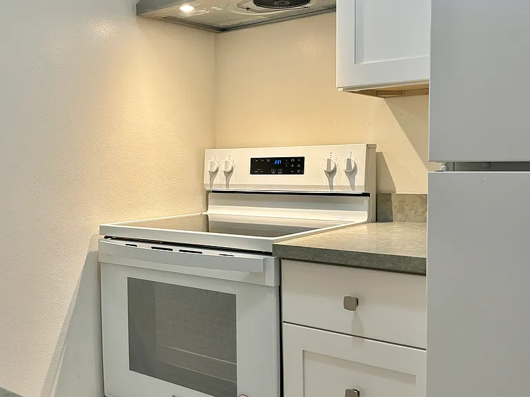 Oven/range and extra large refrigerator