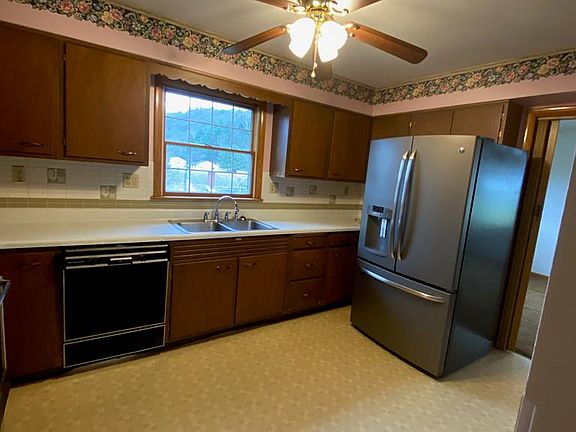 5th image of 37 Pine Lodge Ln