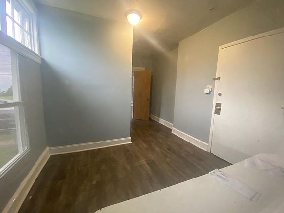 5th image of 638 E Wyoming Ave