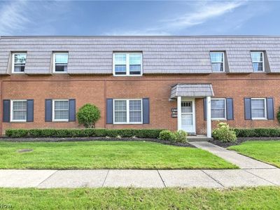 2823 Pease Dr #D413, Rocky River, OH, 44116