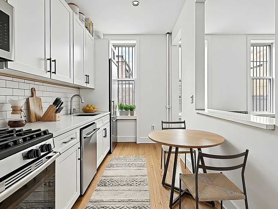 2nd image of 272 Smith St APT 1R