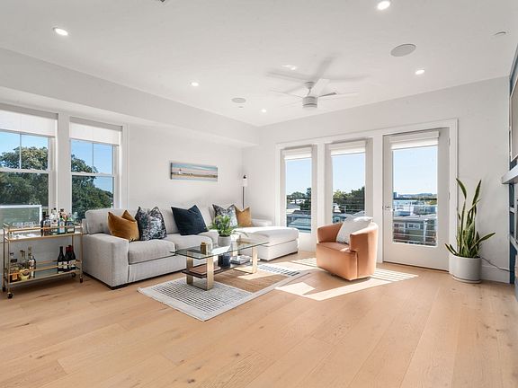 5th image of 527 E 7th St #Penthouse 7