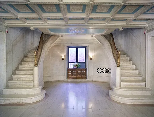 Sold by Corcoran | media 19