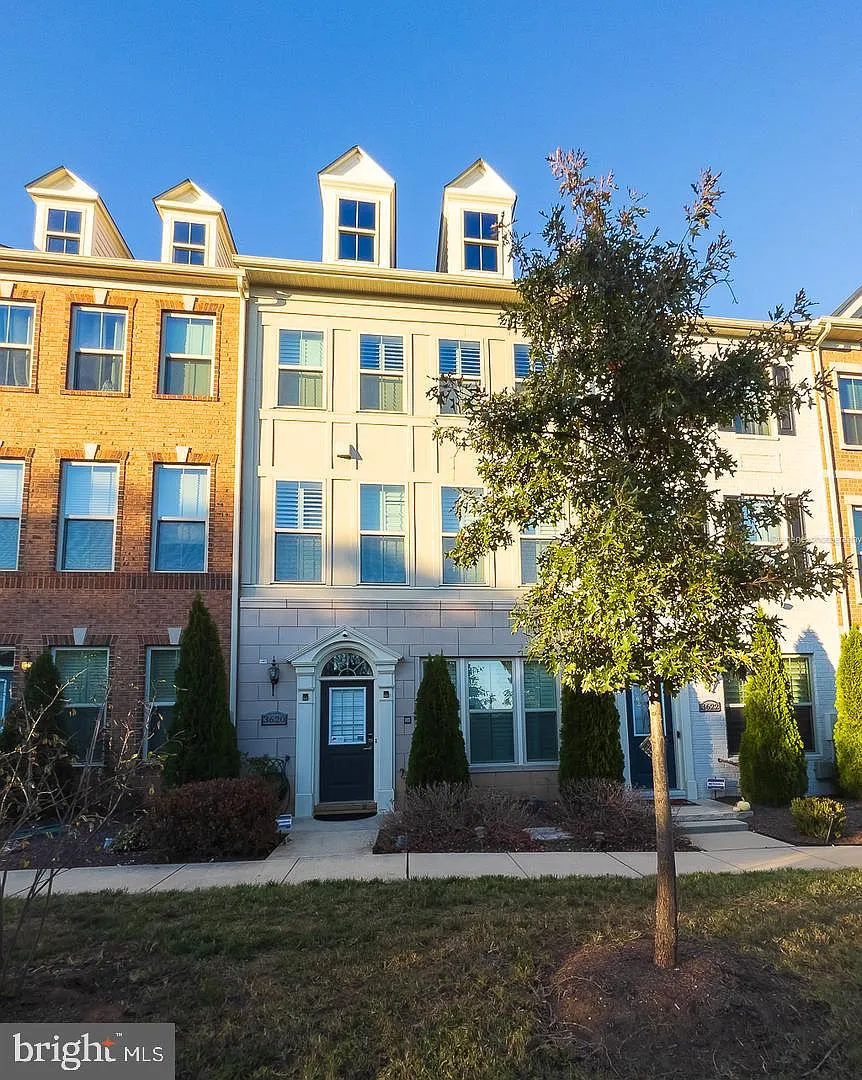 4 bed, 4.5 bath, 2590 sqft, $4,800 — Photo 1