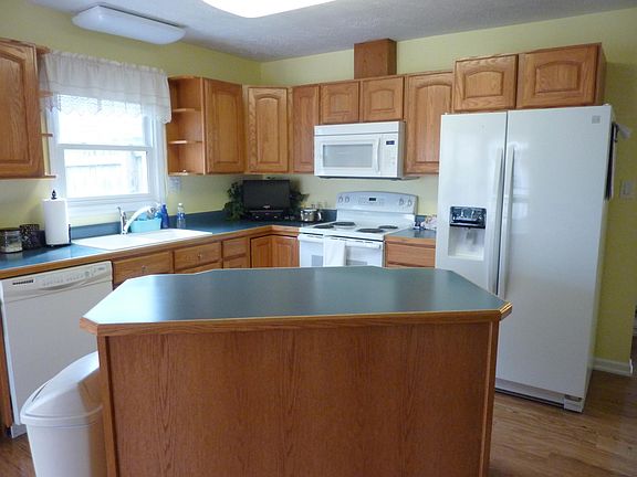 2nd image of 3325 Meadowland Dr