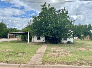 916 W Mesquite St, Coleman, TX 76834