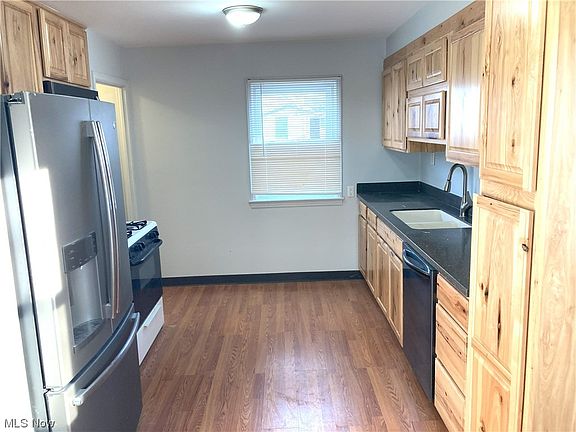 4th image of 336 E 328th St