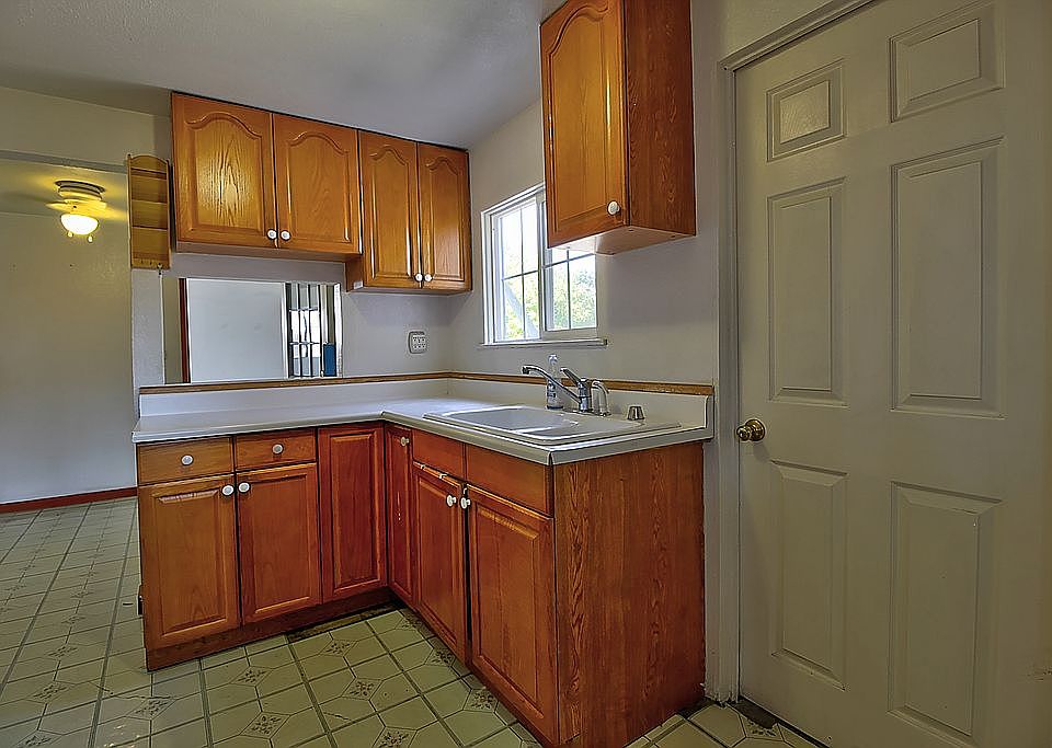 1st image of 3116 E Hills Dr