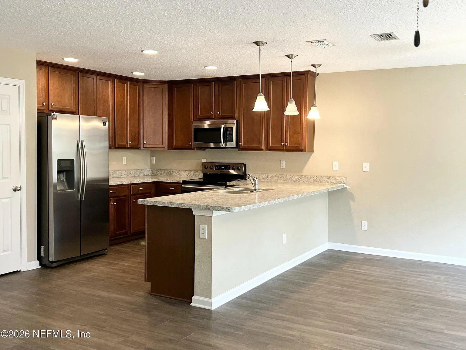 3 bed, 2.0 bath, 1470 sqft, $2,100 — Photo 4