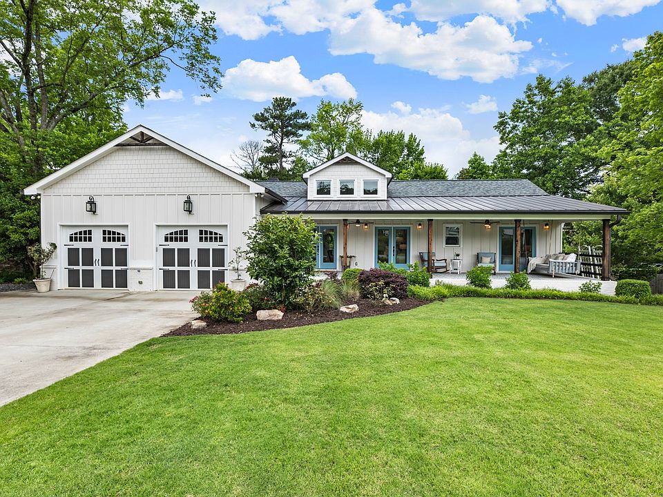 1st image of 221 Brooke Dr