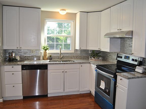 5th image of 1122 Bicksler Dr